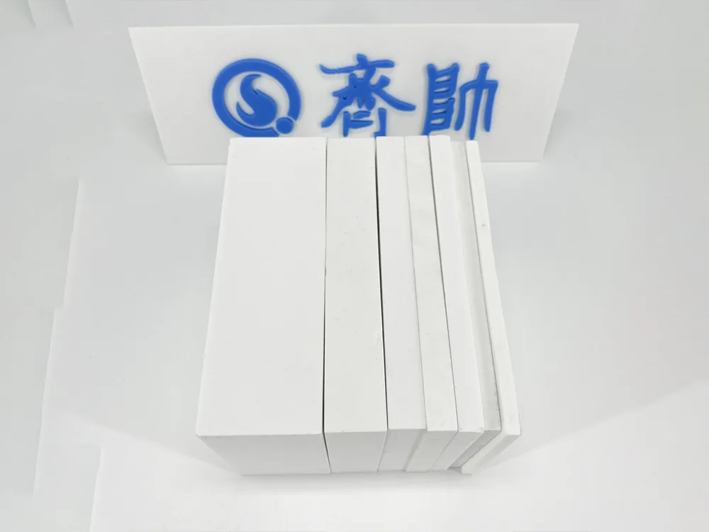 Kokia medžiaga yra aliuminio oksido keramikos plokštė?